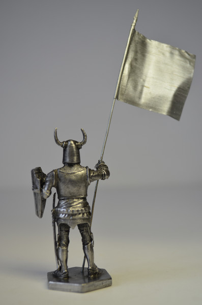 Рыцарь с рогами на шлеме. С флагом