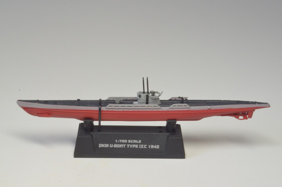 Коллекционная модель Подводная лодка U-9B 1942г. изготовлена из пластика, что позволяет более детально отлить все даже мелкие детали. Детализация у пластиковых моделей намного выше, нежели у моделей из металла.