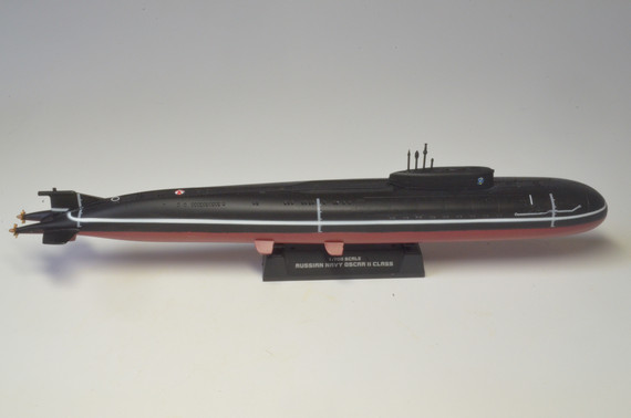 Коллекционная модель Субмарина класса Оскар II изготовлена из пластика, что позволяет более детально отлить все даже мелкие детали. Детализация у пластиковых моделей намного выше, нежели у моделей из металла.