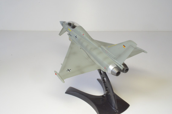 Коллекционная модель Самолёт Eurofighter 2000B 30+01 ВВС Германии изготовлена из пластика, что позволяет более детально отлить все даже мелкие детали. Детализация у пластиковых моделей намного выше, нежели у моделей из металла. 