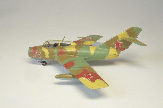 Коллекционная модель Самолёт МиГ-15 УТИ, красный №54 изготовлена из пластика, что позволяет более детально отлить все даже мелкие детали. Детализация у пластиковых моделей намного выше, нежели у моделей из металла.