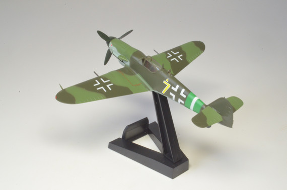 Коллекционная модель Самолёт Мессершмитт Bf109G-10, 1945 изготовлена из пластика, что позволяет более детально отлить все даже мелкие детали. Детализация у пластиковых моделей намного выше, нежели у моделей из металла.