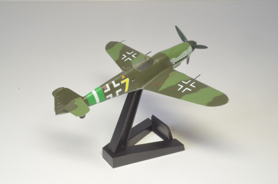 Коллекционная модель Самолёт Мессершмитт Bf109G-10, 1945 изготовлена из пластика, что позволяет более детально отлить все даже мелкие детали. Детализация у пластиковых моделей намного выше, нежели у моделей из металла.
