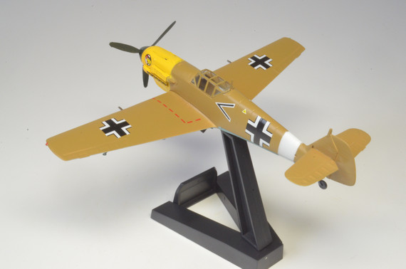 Коллекционная модель Самолёт Мессершмитт Bf109E-7/trop изготовлена из пластика, что позволяет более детально отлить все даже мелкие детали. Детализация у пластиковых моделей намного выше, нежели у моделей из металла.