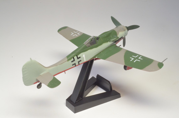 Коллекционная модель Самолёт Fw-190D-9, Германия, 1945г. изготовлена из пластика, что позволяет более детально отлить все даже мелкие детали. Детализация у пластиковых моделей намного выше, нежели у моделей из металла.