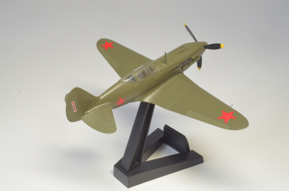 Коллекционная модель Самолет МиГ-3, 1941г. изготовлена из пластика, что позволяет более детально отлить все даже мелкие детали. Детализация у пластиковых моделей намного выше, нежели у моделей из металла. 