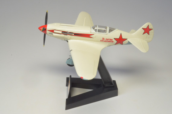 Коллекционная модель Самолет МиГ-3, 12-й ИАП, Москва, 1942г. изготовлена из пластика, что позволяет более детально отлить все даже мелкие детали. Детализация у пластиковых моделей намного выше, нежели у моделей из металла