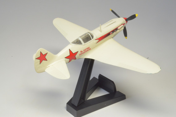 Коллекционная модель Самолет МиГ-3, 12-й ИАП, Москва, 1942г. изготовлена из пластика, что позволяет более детально отлить все даже мелкие детали. Детализация у пластиковых моделей намного выше, нежели у моделей из металла