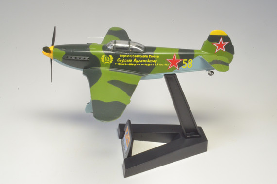 Коллекционная модель Самолет Як-3, Дальний Восток 1945г. изготовлена из пластика, что позволяет более детально отлить все даже мелкие детали. Детализация у пластиковых моделей намного выше, нежели у моделей из металла.