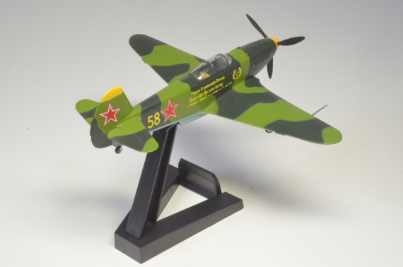 Коллекционная модель Самолет Як-3, Дальний Восток 1945г. изготовлена из пластика, что позволяет более детально отлить все даже мелкие детали. Детализация у пластиковых моделей намного выше, нежели у моделей из металла.