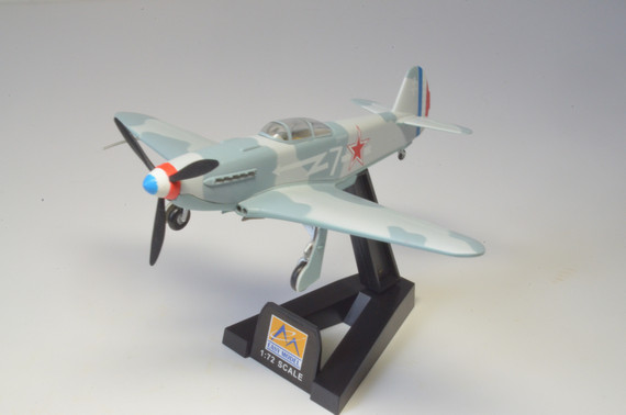 Коллекционная модель Самолет Як-3 1-й гвардейский ИАД, 1945г. изготовлена из пластика, что позволяет более детально отлить все даже мелкие детали. Детализация у пластиковых моделей намного выше, нежели у моделей из металла.